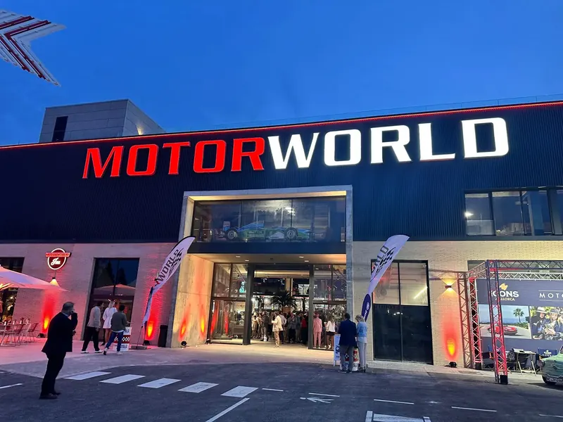 Entrada de Motorworld Mallorca al anochecer
