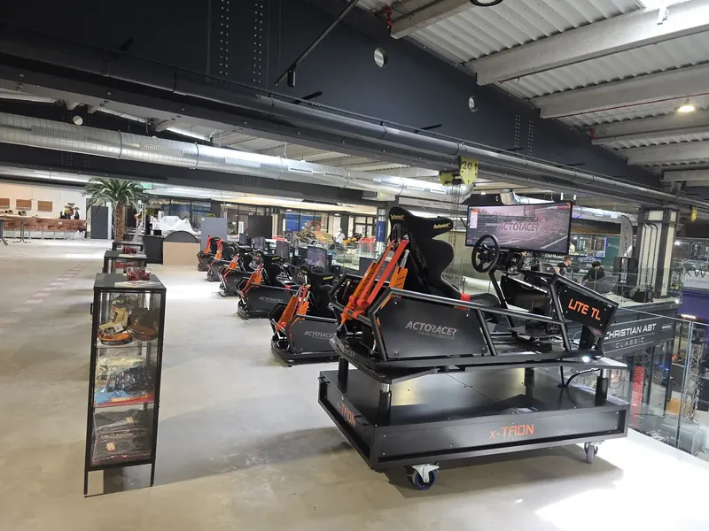 Fila de simuladores de carreras en Motorworld